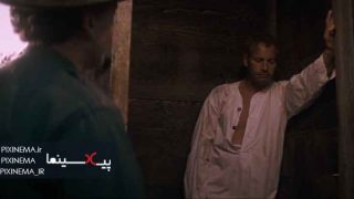 فیلم لوک خوش‌دست ، سکانس زندانی شدن در قفس به خاطر فوت مادر