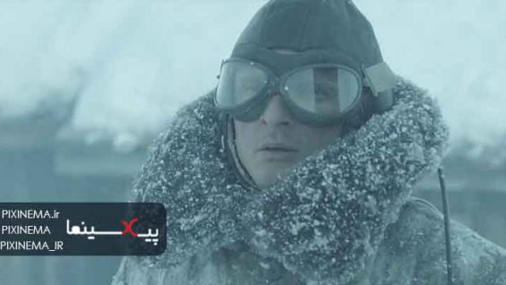 سکانس تقابل خلبانان آلمانی و بریتانیایی در کلبه، فیلم درون سپیدی